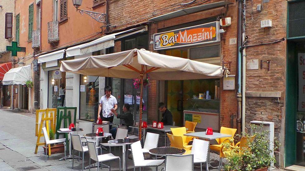 Rubano i soldi delle “slot” Razzia al bar Mazzini