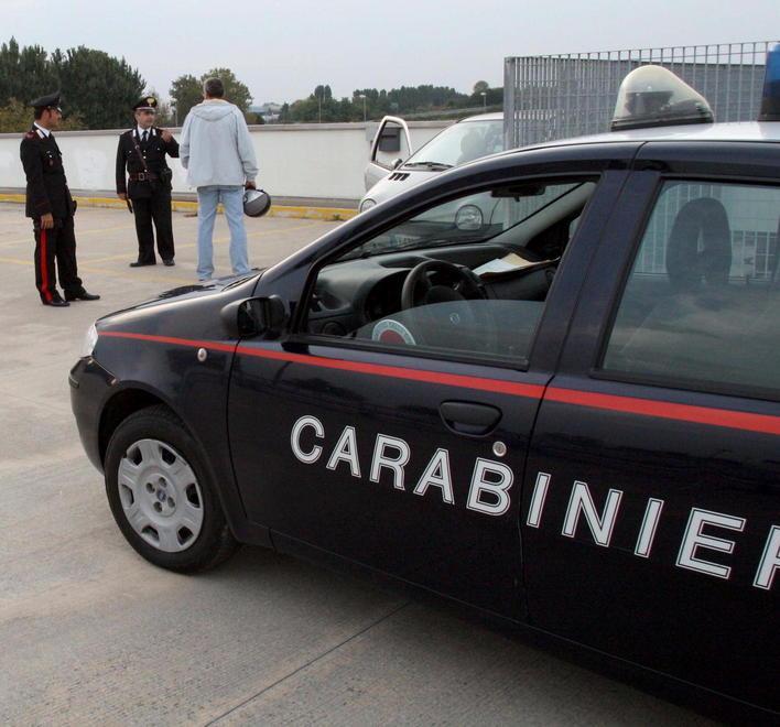 Ladri insoddisfatti del bottino rompono televisori in corsia