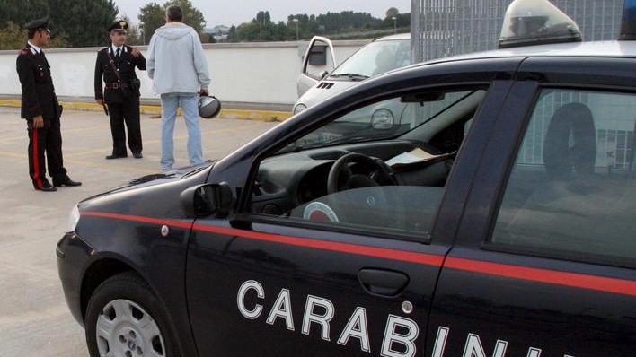 Ladri insoddisfatti del bottino rompono televisori in corsia