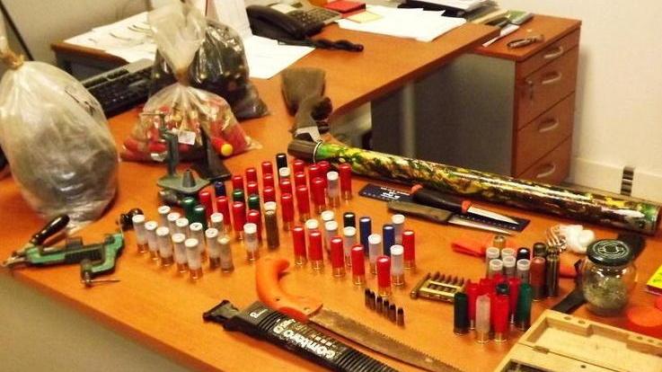In Fi-Pi-Li con un arsenale nascosto nell’auto: arrestato
