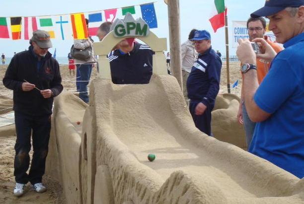 Le biglie in spiaggia danno vita al palio 