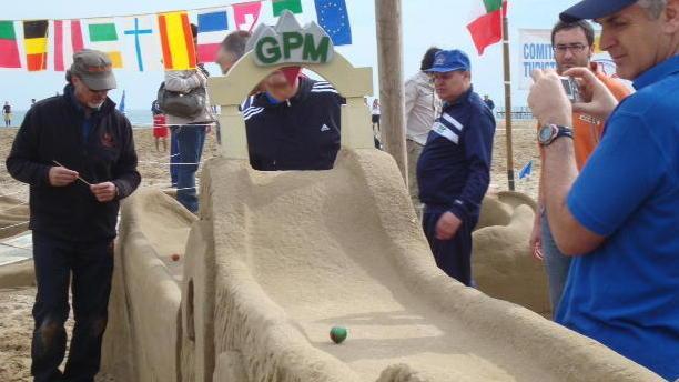 Le biglie in spiaggia danno vita al palio