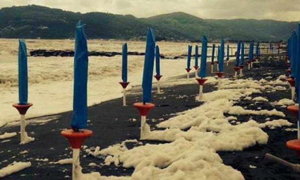 Fenomeno naturale la schiuma sulle spiagge di Marinella