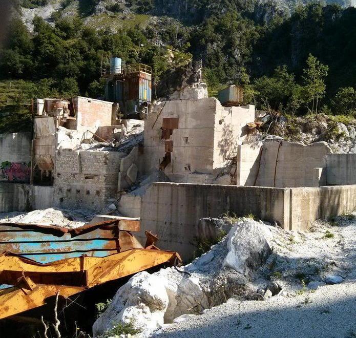 Forno, rifiuti sul fiume 
