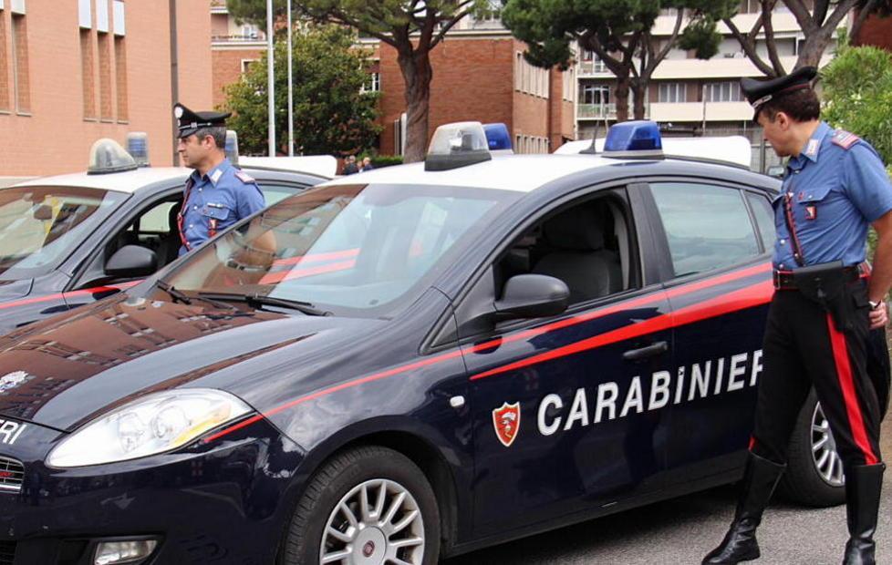 «Se rivuoi il cellulare dammi i soldi» 