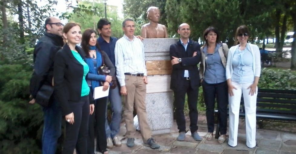 Nei giardini di piazza Italia ritorna il busto della Deledda