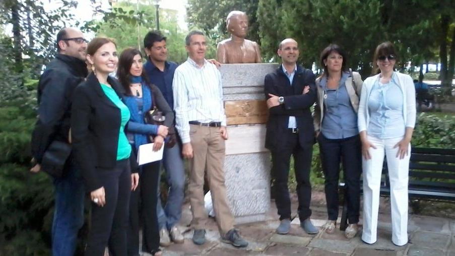 Nei giardini di piazza Italia ritorna il busto della Deledda