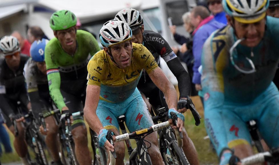 Tour: Nibali alla grande sul pavé, Froome out
