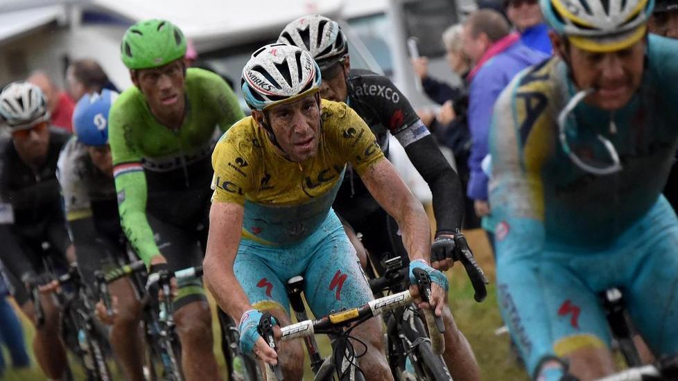 Tour: Nibali alla grande sul pavé, Froome out