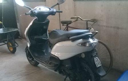 Fuggono sullo scooter rubato: schianto evitato all’incrocio