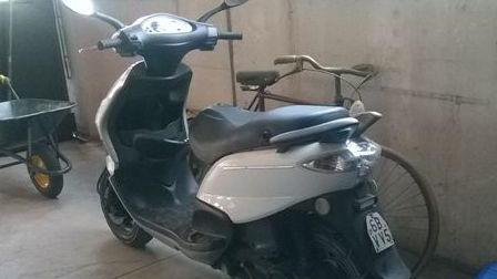 Fuggono sullo scooter rubato: schianto evitato all’incrocio