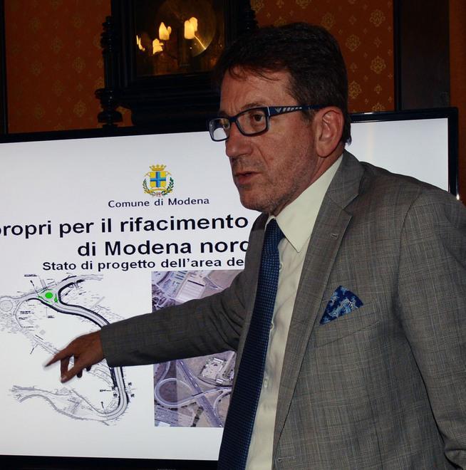 Muzzarelli e l’assemblea in piazza 