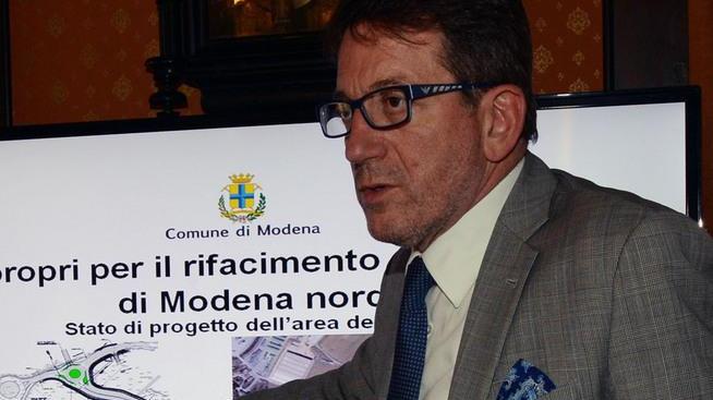 Muzzarelli e l’assemblea in piazza
