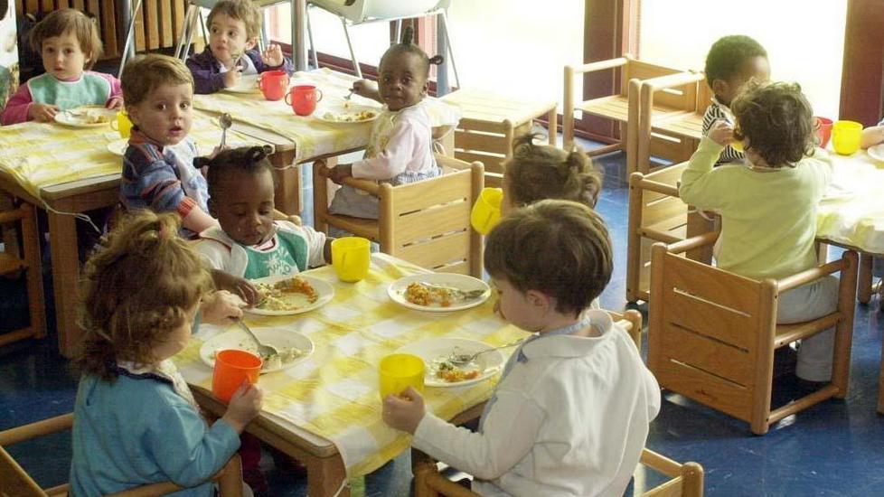 Mancano 14 insegnanti, Comune cede due scuole?