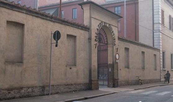 In aula per abusi sessuali su una ragazzina