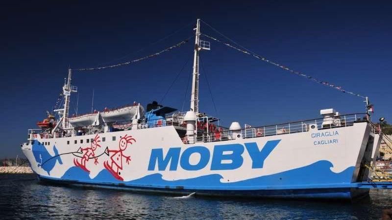 Trova oltre 4mila euro in una cabina della Moby e li restituisce