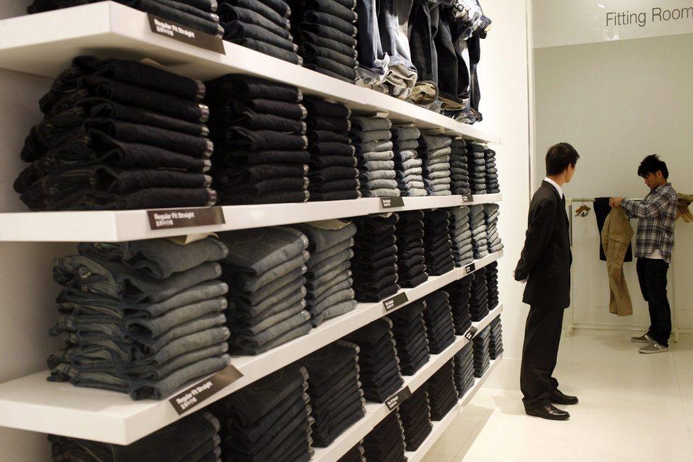 Provano in negozio, comprano sul web: la rabbia dei commercianti 