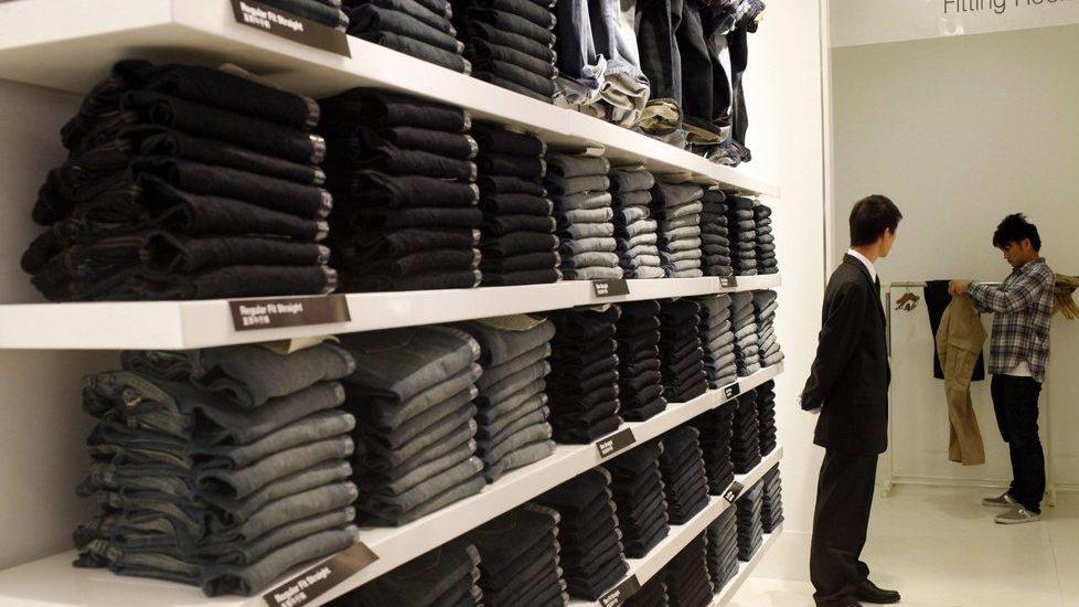 Provano in negozio, comprano sul web: la rabbia dei commercianti