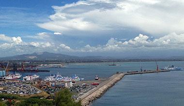 Parte il dragaggio al porto per la nuova banchina, controlli sulle acque 