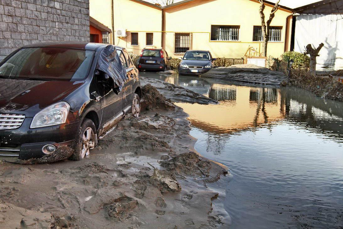 I danni causati dall'alluvione in un'azienda agricola