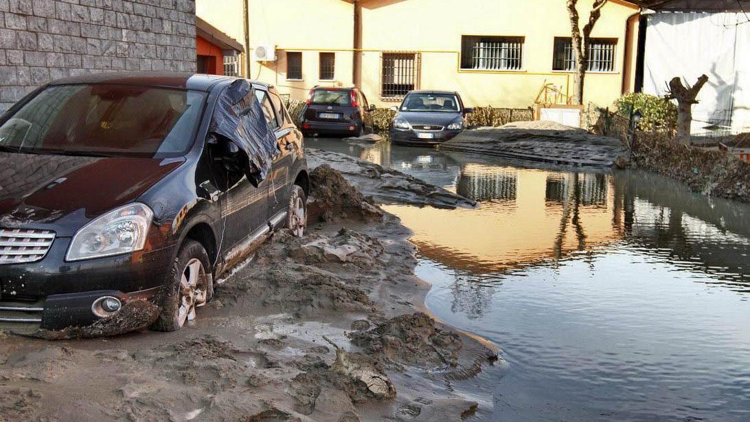 I danni causati dall'alluvione in un'azienda agricola