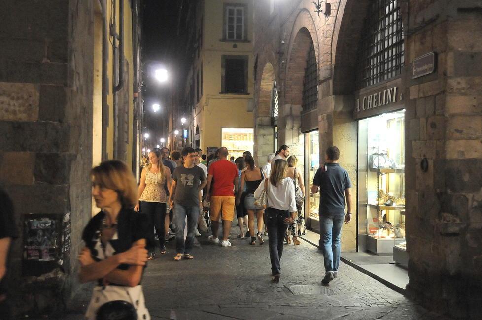 Shopping notturno luci e ombre nel bilancio 