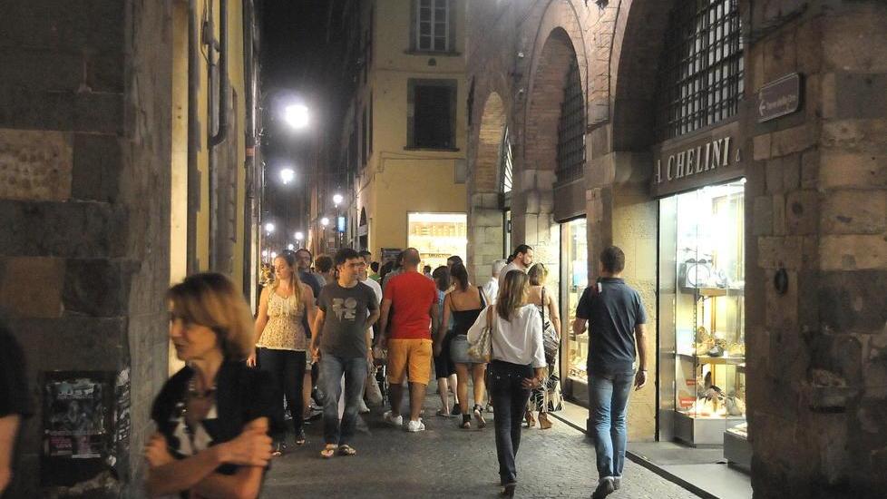 Shopping notturno luci e ombre nel bilancio