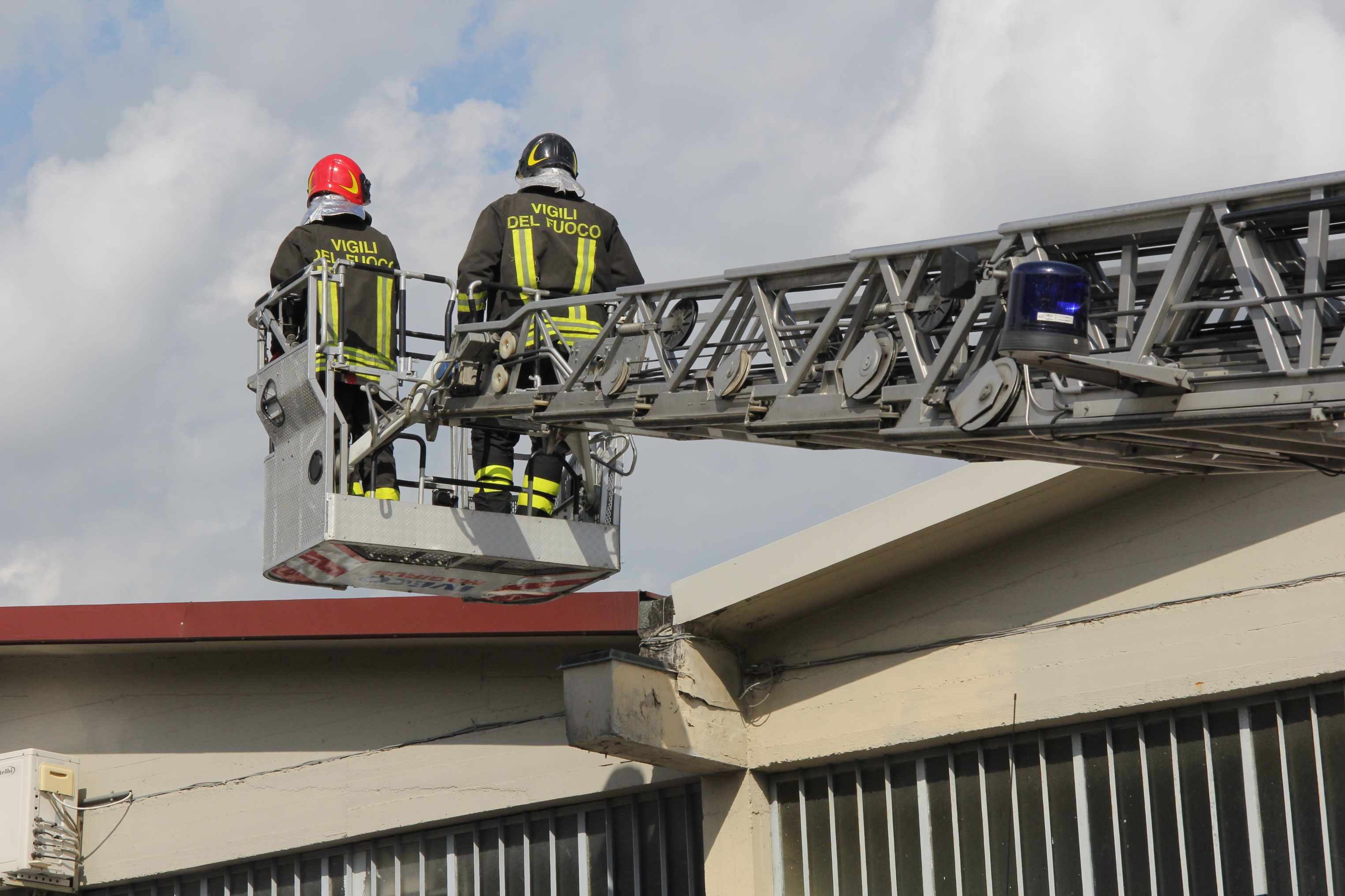 A fuoco una fabbrica nella zona industriale di Montemurlo 