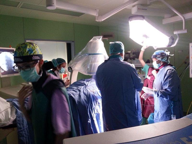 Intervento senza anestesia, donna ipnotizzata in sala operatoria: è la prima volta nell’isola 