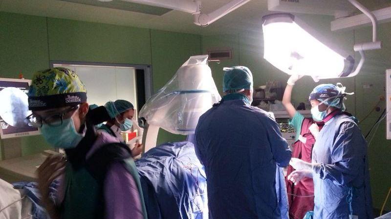 Intervento senza anestesia, donna ipnotizzata in sala operatoria: è la prima volta nell’isola 