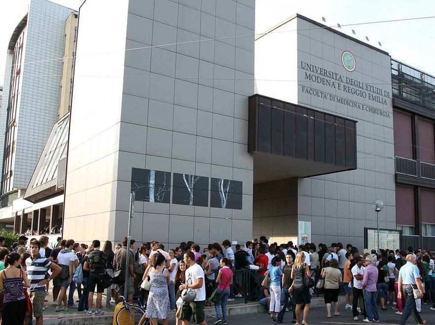 Molestò due studenti: Medicina lo reintegra 