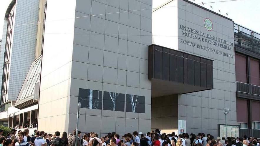 Molestò due studenti: Medicina lo reintegra