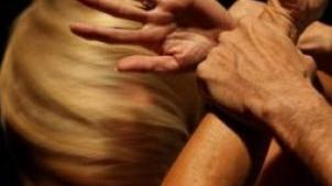 Pesta la moglie e la chiude nel bagagliaio
