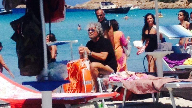 Beppe Grillo, relax in spiaggia a Porto Cervo 