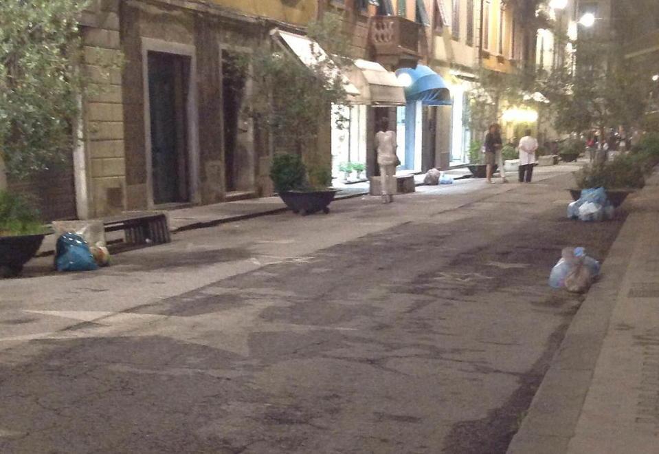Rifiuti lasciati per strada nella notte dello shopping 