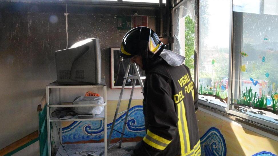 Va a fuoco un pc, fiamme in un’aula della scuola Giusti