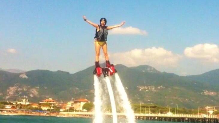 Volare sull’acqua è possibile con le acrobazie del Flyboard