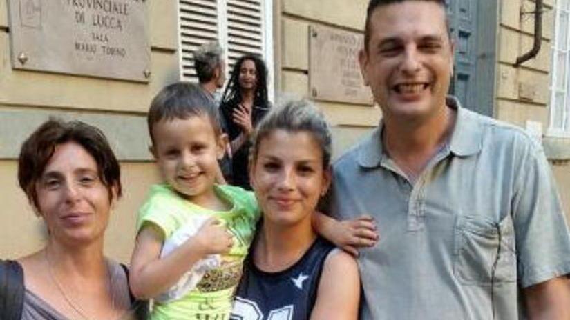 Alice, a quattro anni sconfigge un cancro e corre ad abbracciare la cantante Emma, il suo idolo