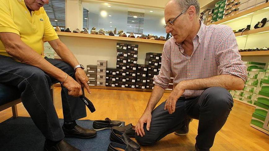 Provano i vestiti in negozio e poi li comprano su internet
