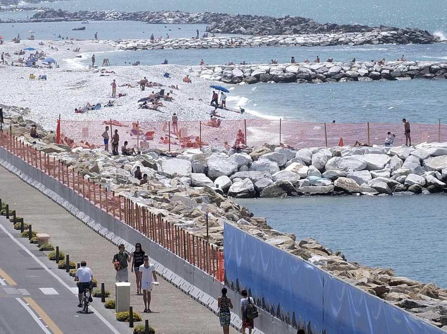 Spiagge di ghiaia, operai di nuovo nel cantiere 