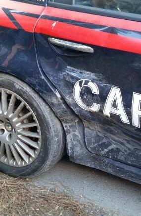 Fermata da un incidente pattuglia che insegue un’auto