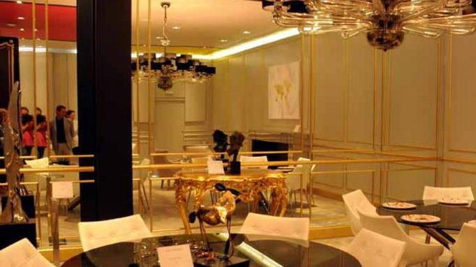 Ristorante stellato, tavoli e caminetto per gli armatori