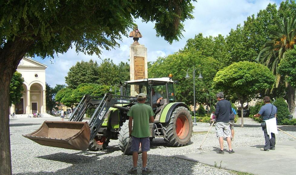 Sei volontari per la nuova ghiaia in piazza