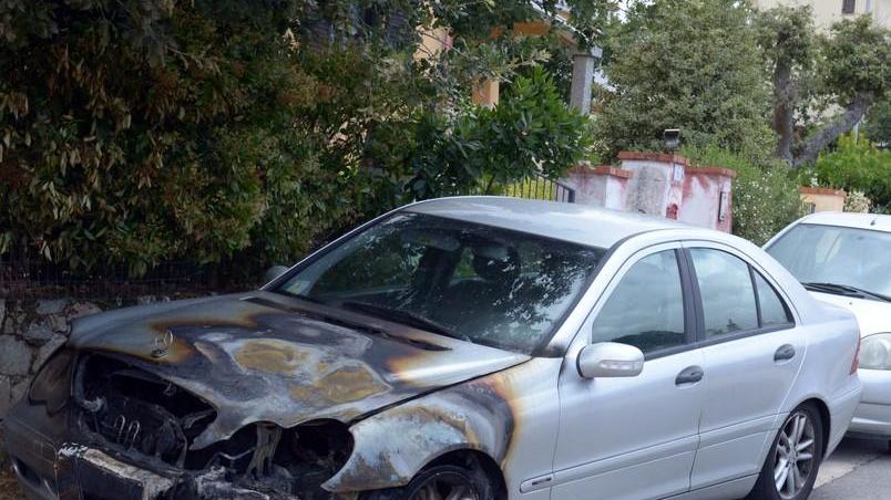 Incendiari scatenati: a fuoco due auto 