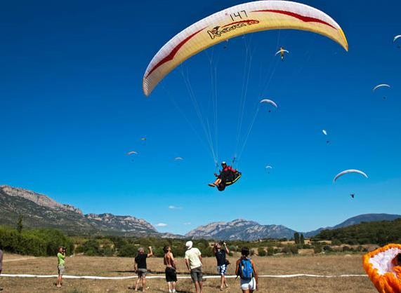 Il cielo del Frignano invaso dai parapendii
