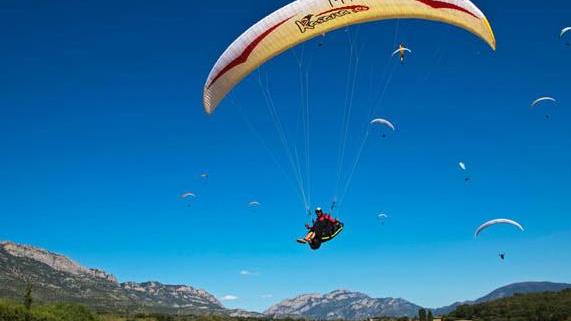 Il cielo del Frignano invaso dai parapendii