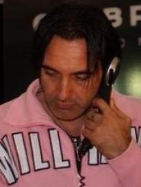 Maratona dei dj, piscine e ritmi latini 