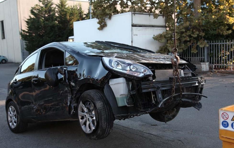 Si schianta in via Loda contro un platano: grave 