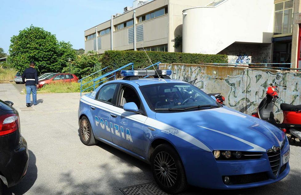 «Molestie sulle alunne», docente sospeso 