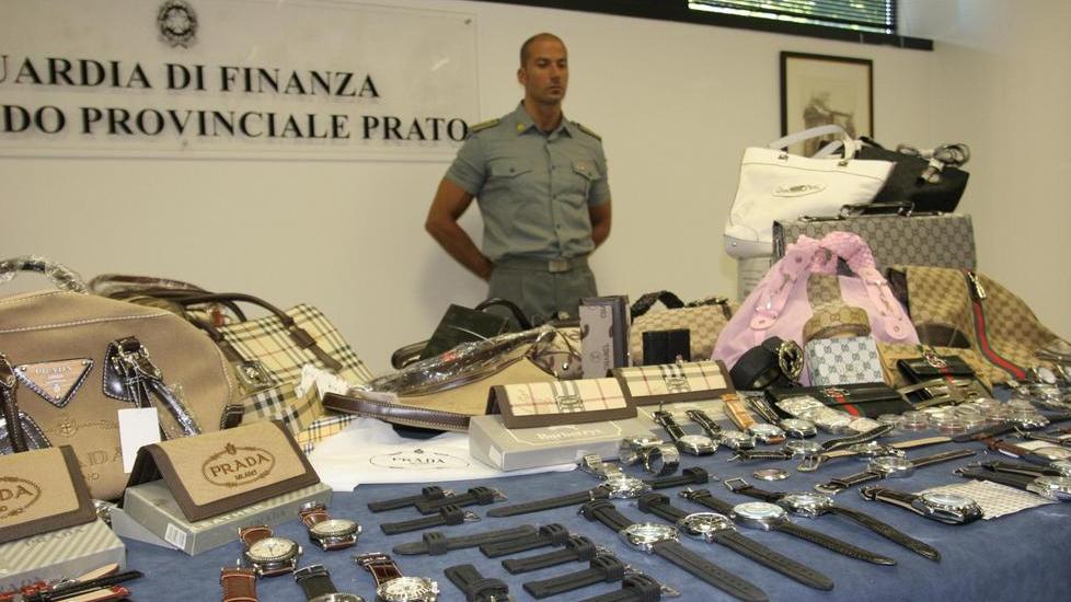 Migliaia di orologi con marchi contraffatti: arrestati due coniugi